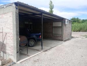 eine Garage mit einem darin geparkten Auto in der Unterkunft Herrera in Caucete