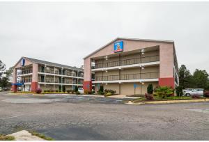 a building with a parking lot in front of it at Studio 6 Extended Stay - Augusta, GA - Fort Gordon in Augusta