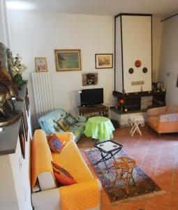 a living room with a couch and a table at Bettyhouse in Sasseta
