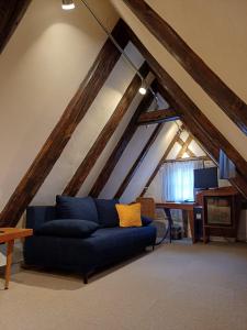 a living room with a blue couch in the attic at Schiefes Haus in Ulm
