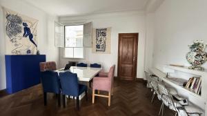 a dining room with a table and blue chairs at Home lab studio in Córdoba