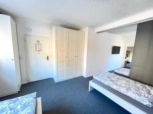 an empty room with two beds and a closet at Jans 4 Personen Work Apartment mit Küche P WLAN Code NRW Veltins Arena in Herten
