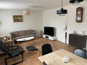 ein Wohnzimmer mit Sofa und Tisch in der Unterkunft Rødt hus in Givskud
