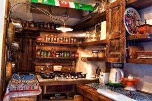een keuken met houten kasten en een aanrecht bij Casa Bella Gangi in Gangi