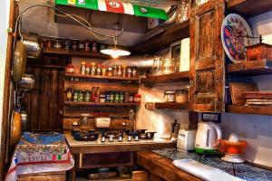 cocina con armarios de madera y encimera en Casa Bella Gangi en Gangi