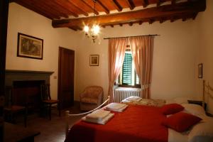 - une chambre avec un lit doté de draps rouges et une fenêtre dans l'établissement Casa Vacanze Villa Giusterna, à Monte Benichi