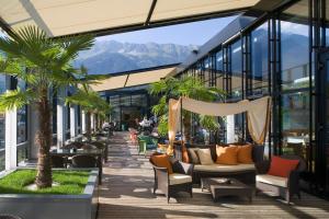 Un patio sau altă zonă în aer liber la The PENZ Hotel