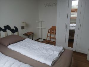 una camera da letto con un letto e una porta scorrevole in vetro di Centrum 26 a Brouwershaven
