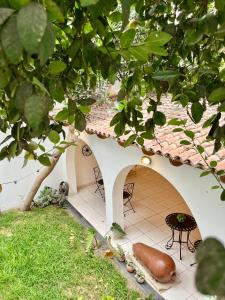 a building with a patio with a table and chairs at Casa Cerezos in Ica