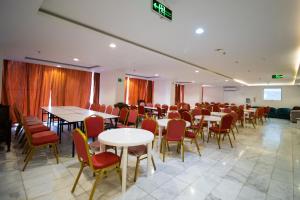 a dining room with tables and chairs at فندق اسكان وافر in An Naqāʼ