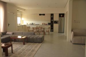 a living room with a couch and a kitchen at فلو بارك in Unayzah