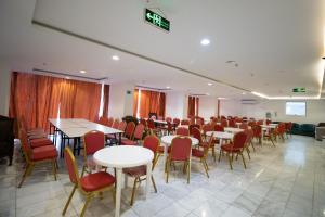 a dining room with tables and chairs at فندق اسكان وافر in An Naqāʼ