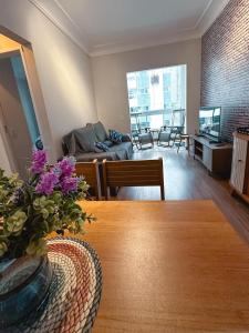 a living room with a table and a couch at Apê do Viajante in Vila Velha