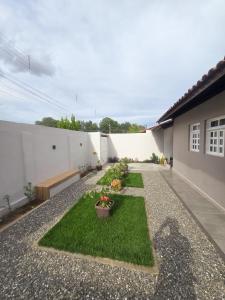 a backyard with a garden with grass and flowers at Casa dos Carvalhos in Piranhas