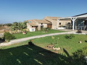 a yard of a house with a yardablish at A Valata di Donnafugata in Ragusa