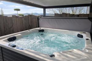 a jacuzziificialificialificialificialificialificialificialificialificialificialificial at Logis Hôtel-Restaurant Au Vieux Morvan, au cœur de la Bourgogne, Piscine & Spa, Hôtel Climatisé in Château-Chinon