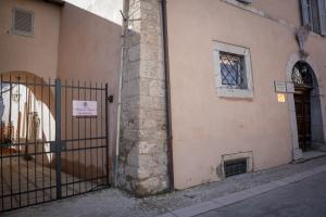 a building with a gate and a building with a window at Residence Fusconi in Norcia