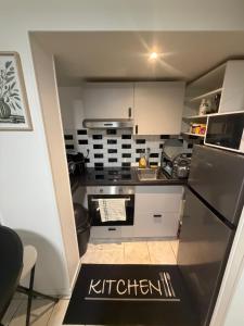 a small kitchen with a sink and a stove at T3 duplex Cosy Centre-ville Longjumeau Proche RER TGV Orly in Longjumeau