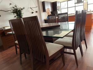 a dining room with a glass table and chairs at La Casa de Ikal Zacatlán in Zacatlán