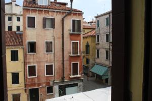 una vista desde la ventana de un edificio en Apartment 2, en Venecia