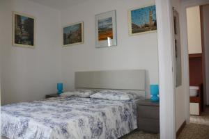 1 dormitorio con 1 cama y cuadros en la pared en Apartment 2, en Venecia