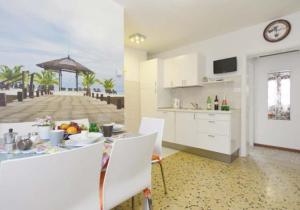 a kitchen and dining room with a table with a view of the beach at Apartment 2 in Venice