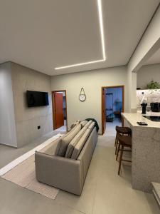 a living room with a couch and a kitchen at Hospedaria da Estação in Espirito Santo Do Pinhal