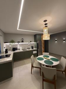 a kitchen and dining room with a table and chairs at Hospedaria da Estação in Espirito Santo Do Pinhal