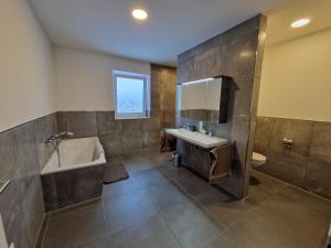 a bathroom with a tub and a sink and a bath tub at Monteurwohnung RoomWork24 - 10 Betten - Twistringen in Twistringen +33 photos
