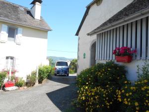 a van parked next to a house with flowers at Gite au pied de la montagne avec tous commerces in Arette