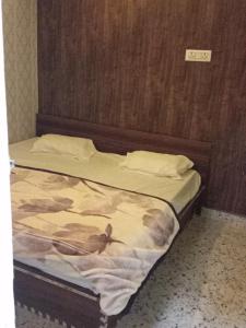 a bed with a picture of a bird on it at Hotel p p inn in Agra