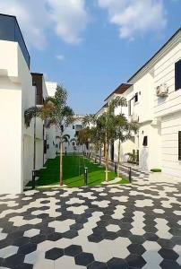 a courtyard with a black and white checkered floor at Emiez Apartment and Hotel in Benin City