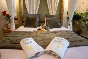 a bed with two socks that say cut a fight at Suite Climatisé Bali SPA et sauna privé pour 2-Châteaux de la Loire in Cour-Cheverny