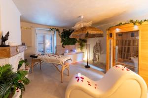 a living room with a couch and a table at Suite Climatisé Bali SPA et sauna privé pour 2-Châteaux de la Loire in Cour-Cheverny