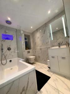 a white bathroom with a sink and a toilet at Modern Central St Albans Maisonette Free Parking Sleeps 4 Fast Wifi in St. Albans +42 photos