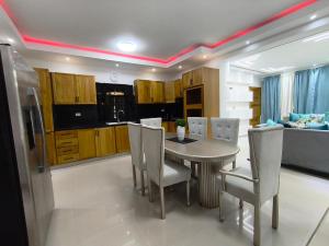 a kitchen with a dining room table and chairs at América Colares VII in Los Frailes +10 photos