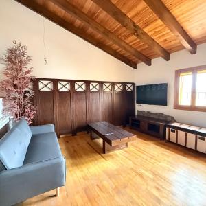 a living room with a couch and a table at Cielos in Celadas