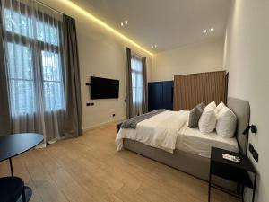 a hotel room with a bed and a television at Hotel Boutique Ubuntu in Buenos Aires