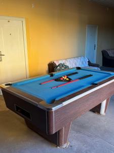 ein Billardtisch, der in einem Wohnzimmer steht in der Unterkunft Pecinci Hostel in Pećinci + 3 Fotos