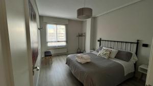 a bedroom with a large bed and a window at Apto La Estambrera I I Wifi y Aire Acondicionado in Logroño +11 photos