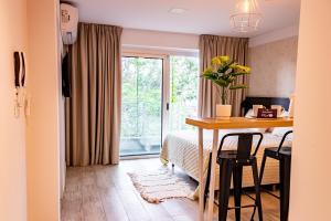 a bedroom with a table and a bed and a window at Cañada Suites by FMA Coliving in Salta