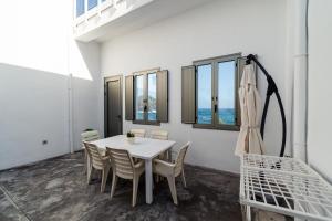 a dining room with a white table and chairs at La Casa del Mar in Garachico