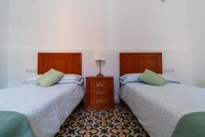 two beds sitting next to each other in a bedroom at La Casa del Mar in Garachico