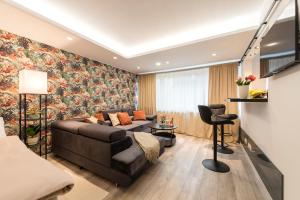a living room with a couch and a chair at modernes Apartment bei Schlosspark Nymphenburg, Top Verkehrsanbindungen, free parking, perfekt für Business- City-Trips und Events in Munich