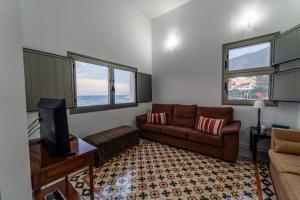 a living room with a couch and a tv at La Casa del Mar in Garachico
