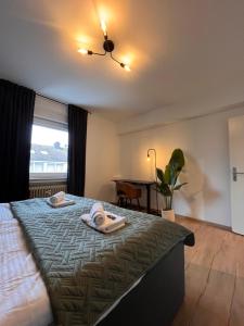 a bedroom with a bed with towels on it at Neues 3-Zimmer-City-Apartment in Bielefeld mit Espresso, Arbeitsplatz und Parkplatz in Bielefeld