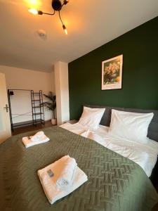 a bedroom with a large bed with two towels on it at Neues 3-Zimmer-City-Apartment in Bielefeld mit Espresso, Arbeitsplatz und Parkplatz in Bielefeld