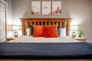 a bedroom with a bed with orange pillows and two lamps at Lakescape at the Getaways in Kimberling City