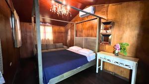 a bedroom with a bed and a nightstand and a bed sidx sidx sidx sidx at Quinta Sunset, Lago de Coatepeque in El Congo +30 photos