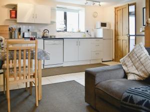 a kitchen and living room with a couch and a table at Keepers in Marros